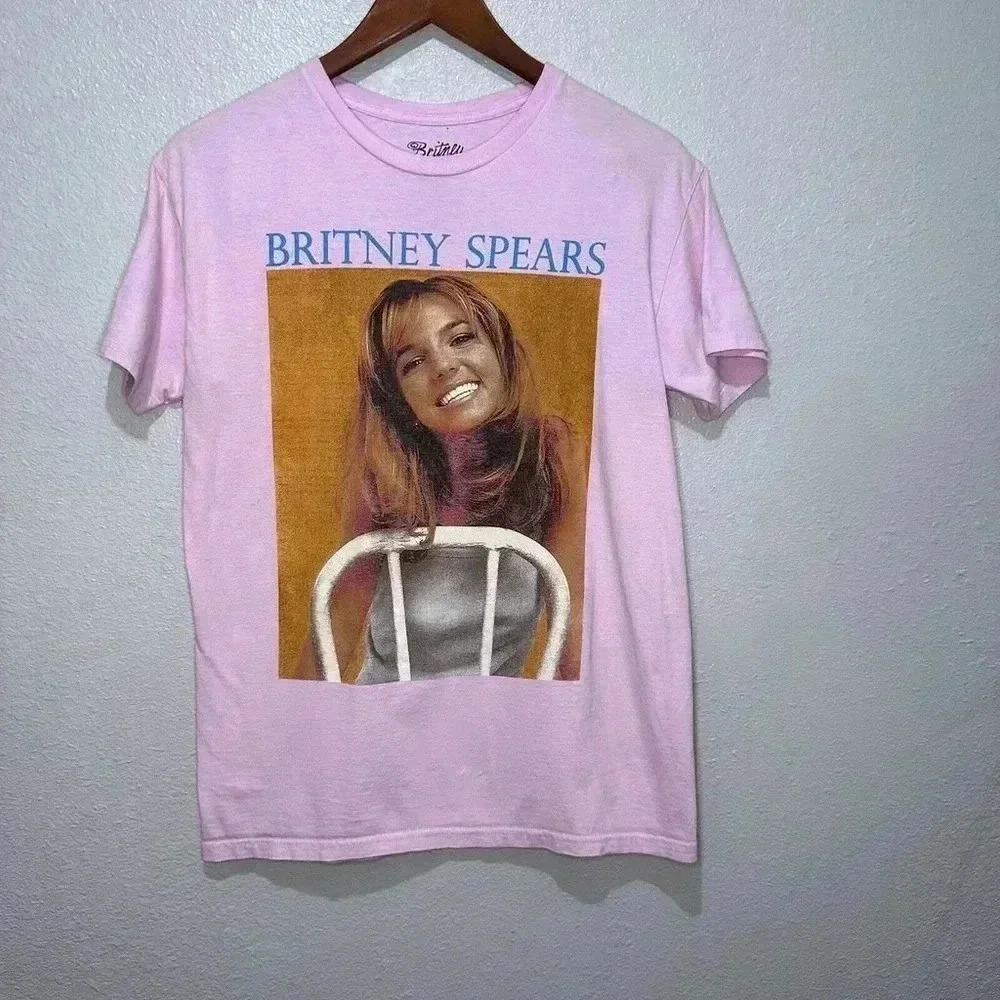 Britney Spears! PINK Tshirt In Chair (2021) Size Medium! - Picture 3 of 7